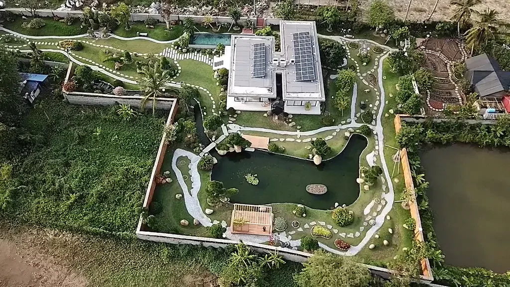 Công trình hồ Koi sân vườn biệt thự nhìn từ trên cao, được thực hiện bởi ISHI KOI FARM