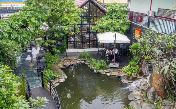 Hồ Koi quán cafe sân vườn có cầu bắc ngang