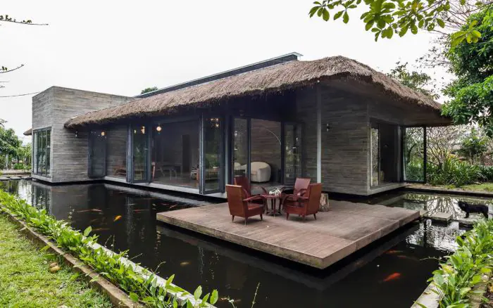 Hồ Koi ngoài trời bao quanh nhà đơn giản nhưng đẳng cấp