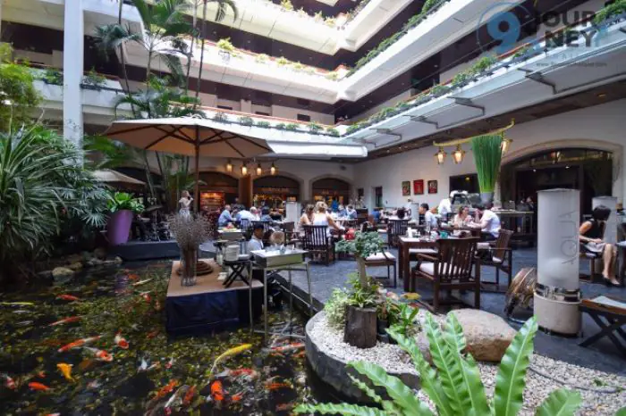 Nhà hàng thu hút với thiết kế hồ Koi sống động