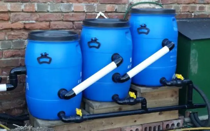 Dùng ống nhựa kết nối các thùng với nhau để nước lưu thông và tạo khí oxy cho lợi khuẩn