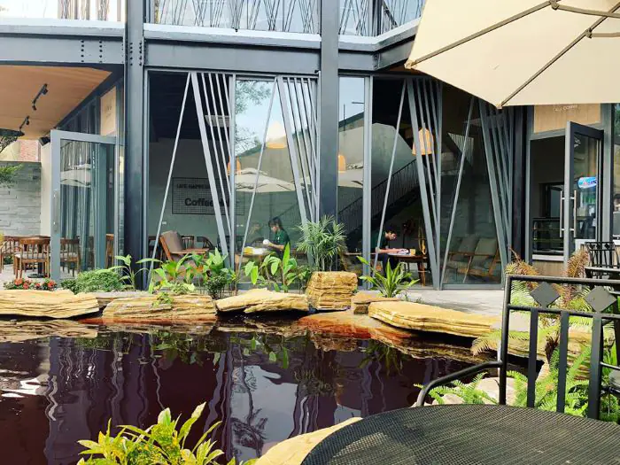 Thiết kế cafe cá Koi mang tới không gian xanh sống động, thư giãn cho khách hàng